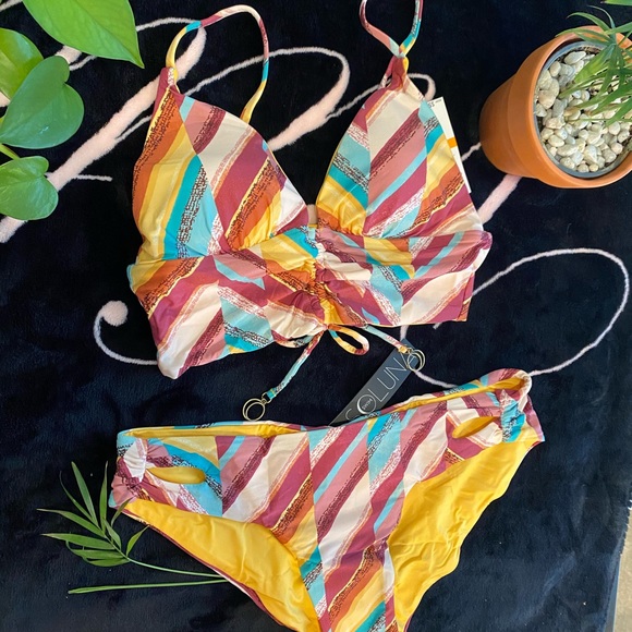 Bikinis 👙 - Picture 1 of 2